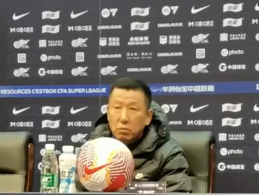 中超-崔康熙携球员黄政宇出席赛前发布会，透露克雷桑伤情。